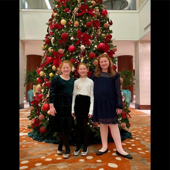 Meet your Posher, Cari (aka Noni2Six) - Picture 3 of 5